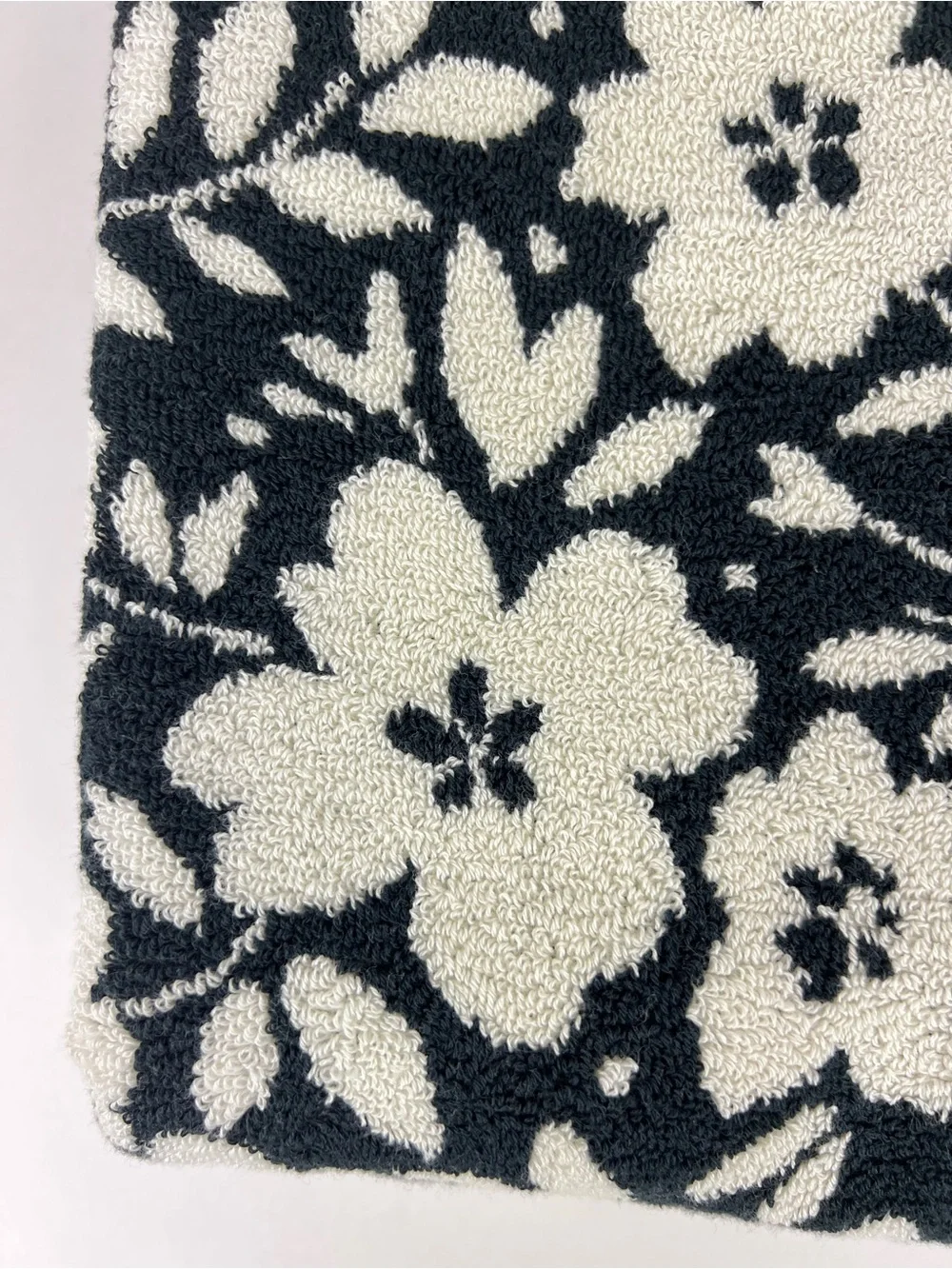 Loft by Loftex Bath Towels Bold Floral Black Off White Soft 100% Cotton 2 Pc NEW